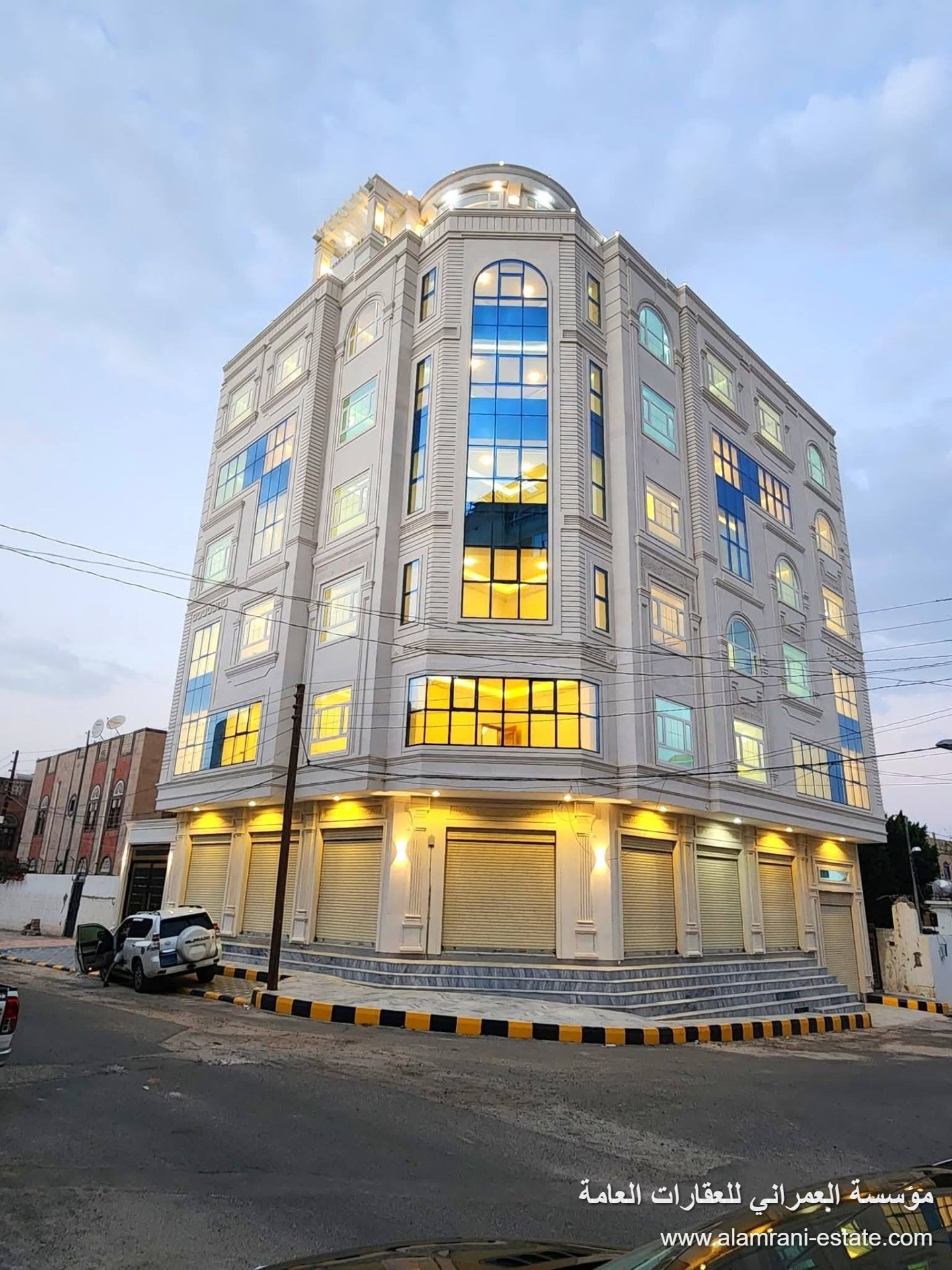 عمارة تجارية استثمارية فخمة (9 أدوار)