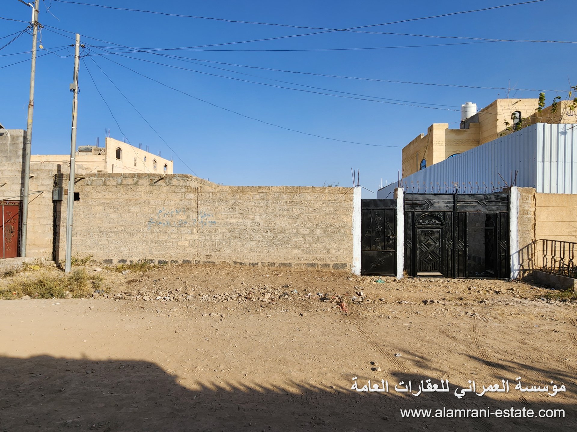 أرض 8 لبن مسورة بحوش دوران حجر سوداء
